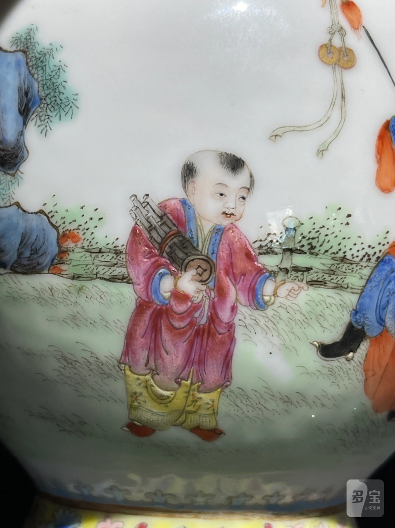民国 粉彩婴戏纹双耳瓶一对 - 图20